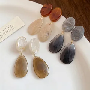 Boucles d'oreilles pendantes élégantes en résine avec clous ovales aux motifs marbrés
