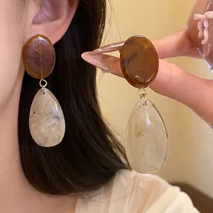 Élégantes boucles d'oreilles en résine ambre et blanc marbré, pendants goutte