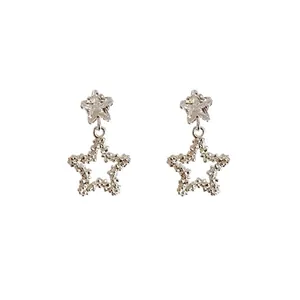 Eleganti orecchini a stella in zircone argento con finitura testurizzata unica.