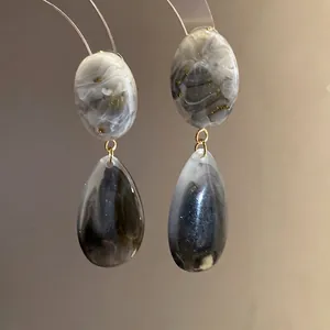 Élégantes boucles d'oreilles en résine marbrée, forme ovale et goutte d'eau