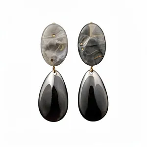 Boucles d'oreilles pendantes en résine avec clous en argent et motif marbré élégant