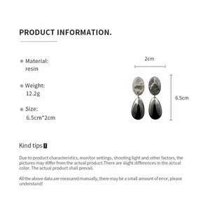 Spécifications détaillées des boucles d'oreilles en résine montrant la taille et le matériau.