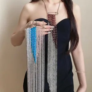 Détail d'un collier à pampilles longues avec épingle de sûreté et perles.