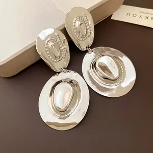 Dettaglio degli orecchini vintage a forma di cappello da cowboy con finitura argento