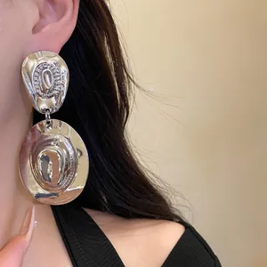 Orecchini a pendente a forma di cappello metallico con finitura testurizzata di lusso