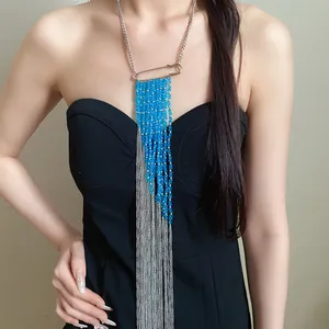 Long collier élégant à franges argentées avec perles bleues et détail épingle à nourrice