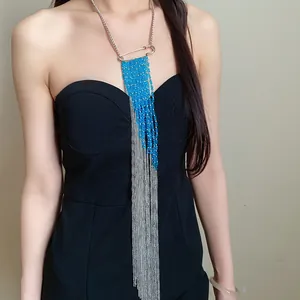 Mannequin portant un collier chic avec perles bleues et franges de chaînes argentées