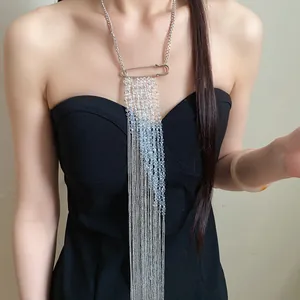 Détail du collier à pampilles argentées avec épingle de sûreté sur mannequin