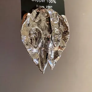 Boucles d'oreilles clous en métal texturé en forme de feuille avec fini argenté vieilli