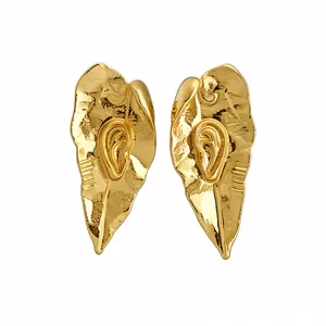 Boucles d'oreilles vintage en métal doré plissé avec détails artistiques d'oreille
