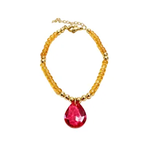 Collana vintage in perle di vetro gialle con un grande pendente a goccia rosso sfaccettato