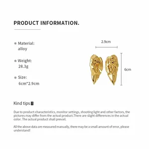 Détail du produit montrant des boucles d'oreilles feuilles plissées dorées, 6 cm