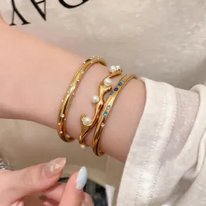 Elegante Retro-Armreifen aus goldfarbenem Edelstahl mit Perlen und bunten Steinen
