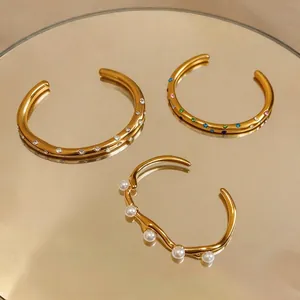 Elegantes goldenes Edelstahl-Armreif-Set mit Strasssteinen und Perlen