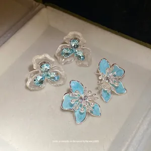 Elegante blaue Emaille- und klare Blumenohrstecker mit Perlen und Zirkonsteinen