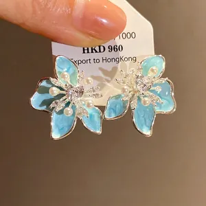 Elegante hellblaue Emaille-Blumenohrstecker mit Perlen und funkelnden Zirkoniasteinen