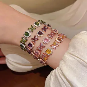 Eleganti braccialetti a fiori in zircone in quattro colori al polso di una donna