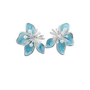 Elegante blaue Emaille Blumenohrstecker mit herzförmigem Zirkon und Perlenakzenten
