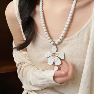 Fashion Beach Vacation Style Flower Pendant Necklace For Women Light Luxury Alloy White Bead Chain Rhinestone Clavicle Chain Jewelry