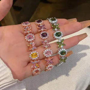 Dettaglio ravvicinato che mostra bracciali a fiori in zircone oro rosa e argento