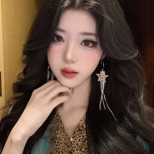 Modelo luciendo elegantes pendientes de estrella con borlas y cristales muy brillantes