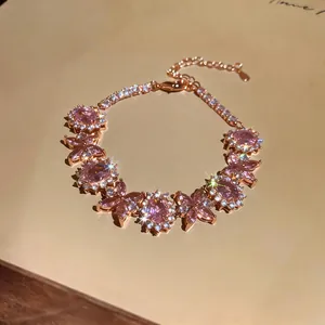 Primo piano di un elegante bracciale a fiori in zircone rosa in oro rosa brillante
