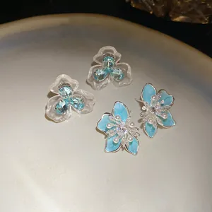 Exquisite blau emaillierte Blumenohrringe mit Perlen und Zirkonia