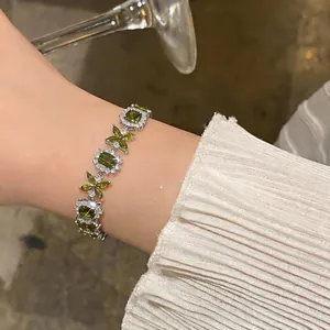 Dettagliato primo piano di un elegante bracciale argento con ciondoli a fiori in zircone