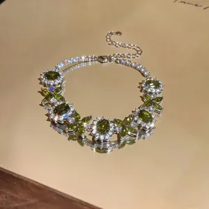 Dettaglio macro del bracciale a fiori in zircone verde oliva con finitura argento lucido