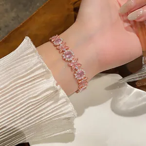 Vista dettagliata di un elegante bracciale con fiori di zircone rosa in oro rosa