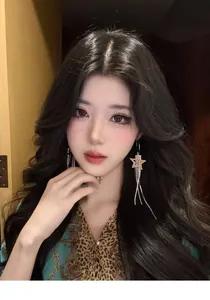 Elegantes pendientes de borla con estrella de cinco puntas usados por modelo