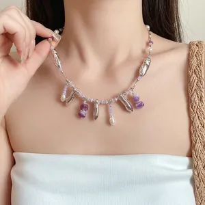 Élégant collier à franges en argent avec perles violettes porté par un mannequin asiatique