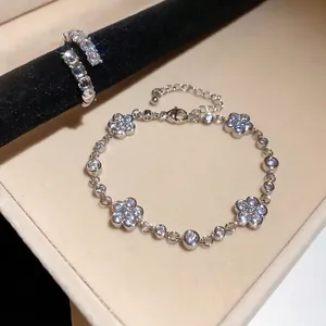 Set aus funkelndem Blumenarmband und Ring im koreanischen Stil in elegantem Silber