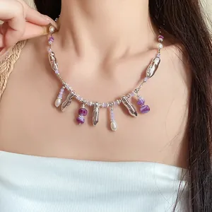 Gros plan d'un collier à pompons élégant avec perles violettes sur mannequin femme