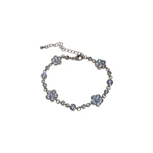Elegantes silberfarbenes Blumenarmband mit funkelnden Kristallen und verstellbarer Kette