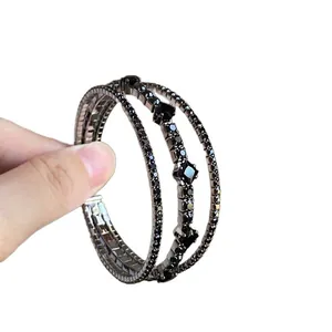 Elegante bracciale aperto elastico a più strati con pietre nere scintillanti da donna