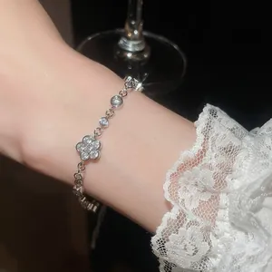 Makroansicht eines funkelnden silbernen Blumenarmbands mit Kristallen.