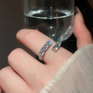 Nahaufnahme eines funkelnden Kristallrings an einer Hand, die ein Glas hält, koreanischer Stil