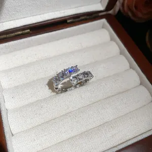 Detailaufnahme eines funkelnden silbernen Rings mit Vollbesatz in einer Schmuckschatulle.
