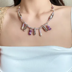 Vue rapprochée détaillée du collier élégant aux perles violettes et glands argentés
