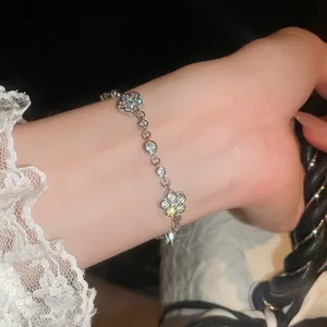 Detailansicht eines funkelnden silbernen Blumenarmbandes mit Zirkonia-Steinen