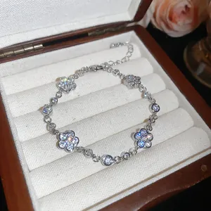 Nahaufnahme eines funkelnden silbernen Blumenarmbands mit Zirkonia in einer Schatulle