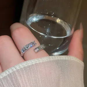 Nahaufnahme eines funkelnden offenen Rings mit strahlenden Zirkonia-Steinen