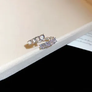 Nahaufnahme eines funkelnden silbernen Rings mit Zirkonia-Steinen im Pavé-Stil.