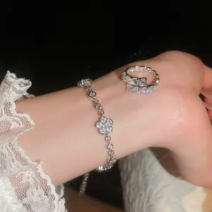 Nahaufnahme von funkelndem Kristall-Blumen-Armband und Ring-Set an der Hand