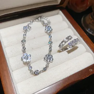 Elegantes, funkelndes Blumen-Diamant-Armband- und Ring-Set in einer Holzschmuckschatulle