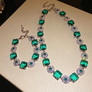 Elegantes Luxus-Set aus Halskette und Armband mit smaragdgrünen Zirkon-Blumen für Damen