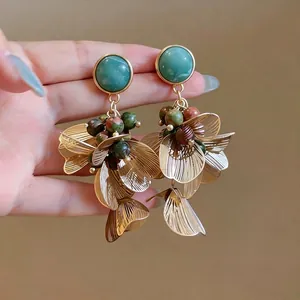 Boucles d'oreilles fleurs style cour vintage avec pierres vertes et pétales dorés