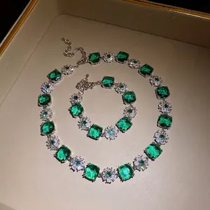 Elegantes Schmuckset aus Halskette und Armband mit grünen Zirkon-Blumen