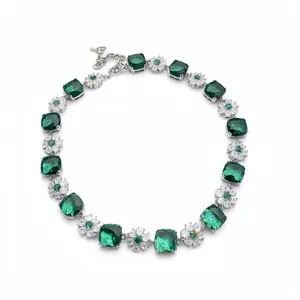 Elegante Halskette mit quadratischen Smaragd-Zirkonia und funkelnden Kristallblumen.